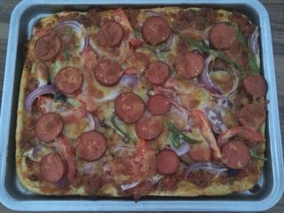 5、烤肠披萨,烤箱150上下预热后，把烤盘入烤箱上下烤，150度烤20分钟即可