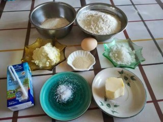 1、米奇沙拉面包,准备好面团部分的材料。