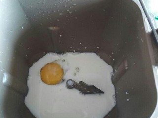 2、米奇沙拉面包,面包机里面先放纯牛奶，鸡蛋。