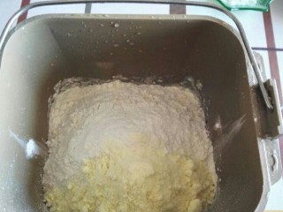 3、米奇沙拉面包,然后倒入高粉，低粉，奶粉。