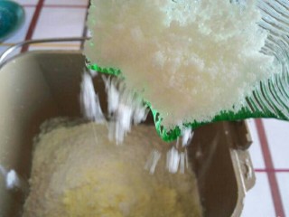 4、米奇沙拉面包,接着倒入30克的白砂糖。