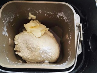 6、米奇沙拉面包,然后放入盐，酵母，黄油。因为现在天气热，所以酵母最后放，以免面团提前发酵。