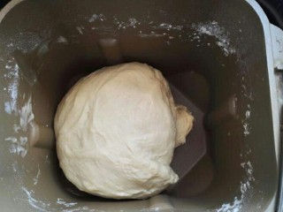 7、米奇沙拉面包,面包机继续揉15分钟。