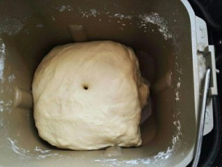 8、米奇沙拉面包,用面包机直接发酵到两倍大，用筷子在中间戳一个孔，不会回弹就可以了。