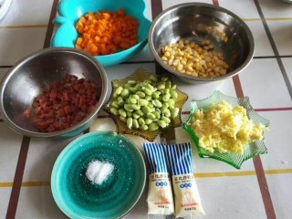 9、米奇沙拉面包,趁面包机揉面的时候，准备好馅料部分，胡萝卜，火腿肠切小粒。