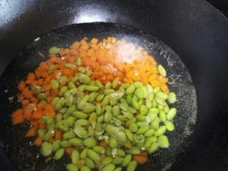 10、米奇沙拉面包,胡萝卜，青豆先放入锅子煮两分钟左右，然后沥干水分备用。