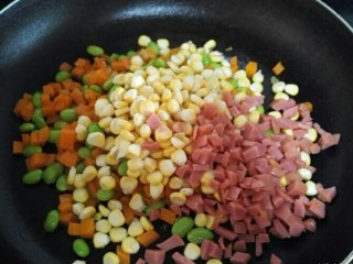11、米奇沙拉面包,不粘锅里面放玉米油，胡萝卜，玉米粒，火腿肠，青豆一起稍微煸炒。