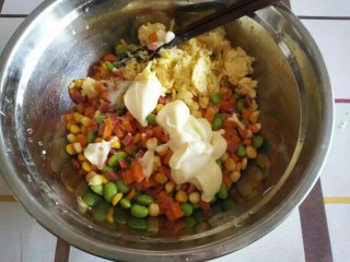 12、米奇沙拉面包,准备一个大盆子，将炒好的馅料放入盐，马苏里拉，沙拉酱搅拌均匀。