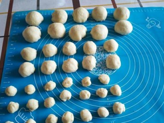 13、米奇沙拉面包,一发好的面团分成40克10个，20克10个，5克20个，揉圆即可。