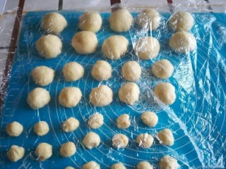 14、米奇沙拉面包,盖保鲜膜松弛10分钟。