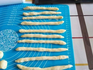 15、米奇沙拉面包,将20克的面团搓成长条形备用。