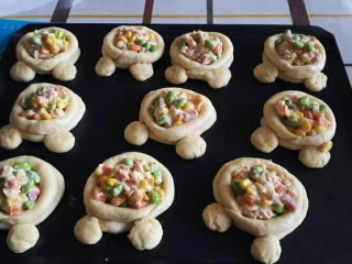 18、米奇沙拉面包,放入馅料，烤箱或者发酵箱里面放一碗热水，38度左右，发酵到两倍大即可。