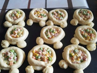 19、米奇沙拉面包,二发好的面团。