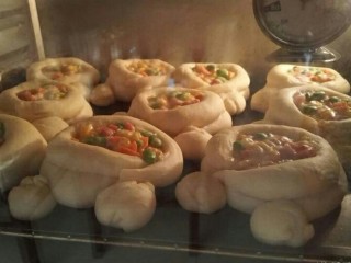 20、米奇沙拉面包,烤箱200度预热10分钟，然后200度烤18～20分钟，上色即可。