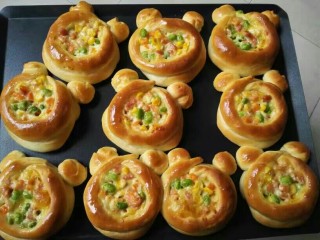 21、米奇沙拉面包,出炉以后放烤网晾凉，微热放入保鲜袋装起来，室温保存即可，两天之内食用完。