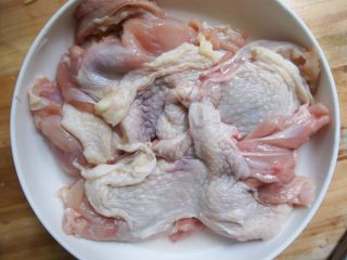 3、黯然销魂鸡腿肉,洗干净先放一旁