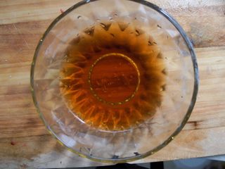 4、黯然销魂鸡腿肉,先倒小半碗的料酒