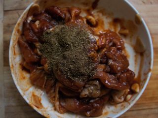 8、黯然销魂鸡腿肉,再加一勺花椒粉和孜然粉拌均匀
