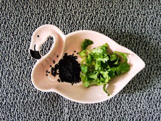 10、黯然销魂鸡腿肉,准备一点黑芝麻和香菜