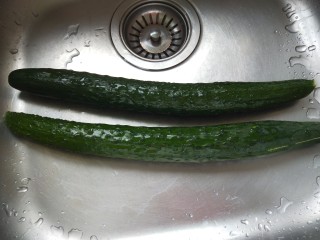 1、酸辣糖醋黄瓜条,黄瓜两根洗干净。