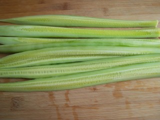 3、酸辣糖醋黄瓜条,切成长条形。