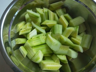 5、酸辣糖醋黄瓜条,装入盆中。