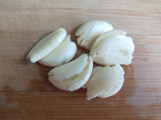 8、酸辣糖醋黄瓜条,大蒜五瓣拍扁。