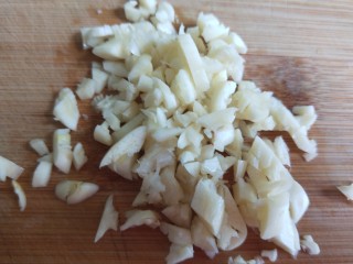 9、酸辣糖醋黄瓜条,剁成末装入碗中。