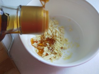 11、酸辣糖醋黄瓜条,倒入适量香油