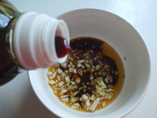 12、酸辣糖醋黄瓜条,到入适量生抽。