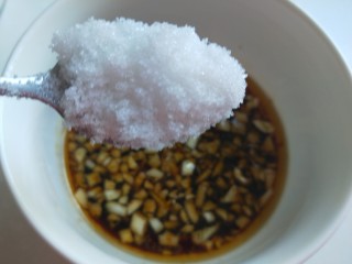 13、酸辣糖醋黄瓜条,加入一勺白糖。