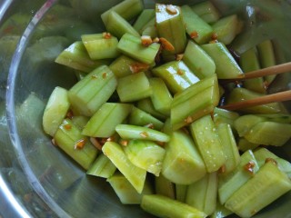 16、酸辣糖醋黄瓜条,搅拌均匀即可。喜欢吃辣椒的在放入炸辣椒,