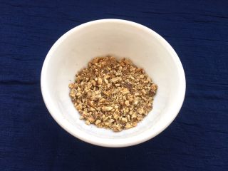 2、核桃酥,核桃仁放入烤箱上下火130度烤5分钟，拿出来后放入料理机中打碎，没有料理机放入保鲜袋中用擀面杖碾碎即可。