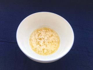 3、核桃酥,黄油隔水蒸化自然凉透待用。