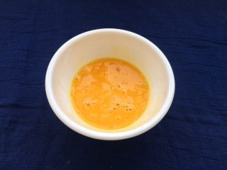 5、核桃酥,鸡蛋磕入碗中用筷子打散。