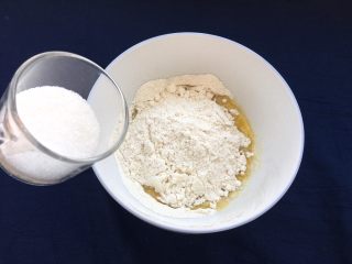 6、核桃酥,40克细砂糖倒入盘中。