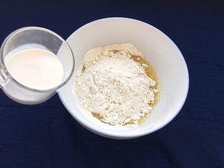 7、核桃酥,20克牛奶少量多次倒入盘中，我先倒了一半放面粉里。