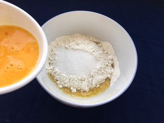 8、核桃酥,鸡蛋倒入盘中（我留下来1/3鸡蛋液，用来等一下刷表面蛋液）