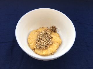 11、核桃酥,添加准备好的核桃碎，再次搅拌均匀。