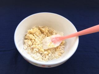9、核桃酥,用刮刀搅拌均匀。