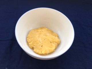 10、核桃酥,搅拌成饼干面团。