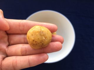 12、核桃酥,将面团揉成小圆球。