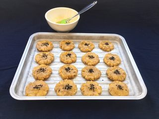 15、核桃酥,每个饼干面团撒上黑芝麻。