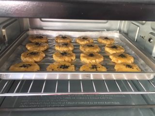 16、核桃酥,烤箱上下火预热170度，中层烤25分钟。