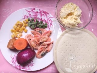 1、自制披萨--火腿虾蔬菜,准备材料如图。