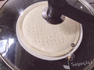 2、自制披萨--火腿虾蔬菜,饼上锅蒸热。