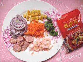 3、自制披萨--火腿虾蔬菜,洋葱胡萝卜切丝，备好披萨酱。