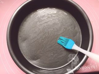 4、自制披萨--火腿虾蔬菜,烤盘刷油。