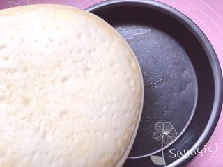 5、自制披萨--火腿虾蔬菜,饼底刷油。