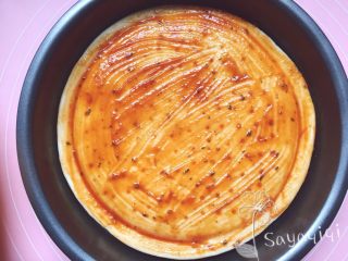 6、自制披萨--火腿虾蔬菜,放入饼底，表层刷上披萨酱。